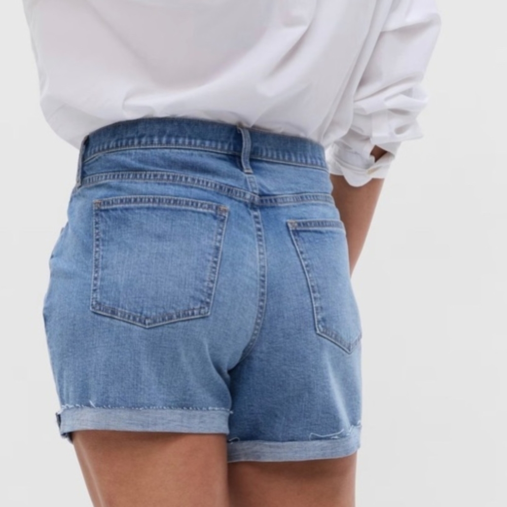 ๐ GAP Medium Wash 5" Girlfriend Jean Shorts | Size 10 | Mid Rise ๐ - Picture 2 of 7